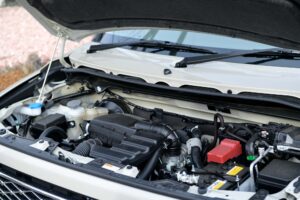 白い車のボンネットの中