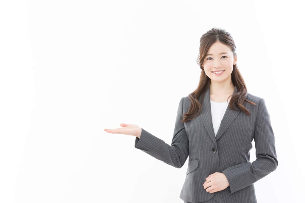 案内をする女性