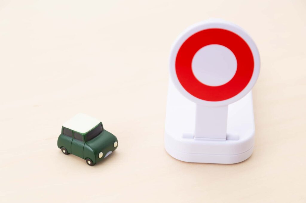 赤丸と緑のミニカー