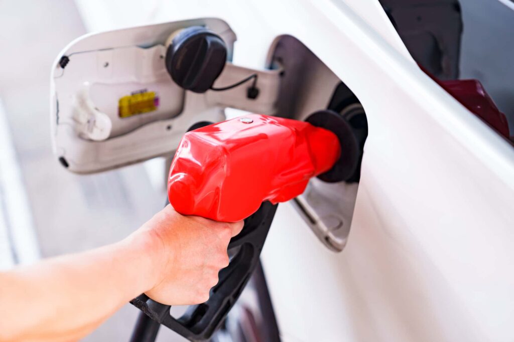 ガソリンを補給する様子