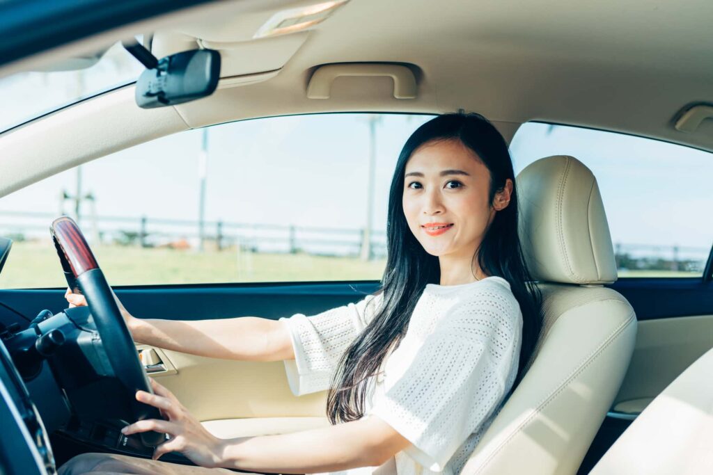 運転席からこちらを見つめる女性