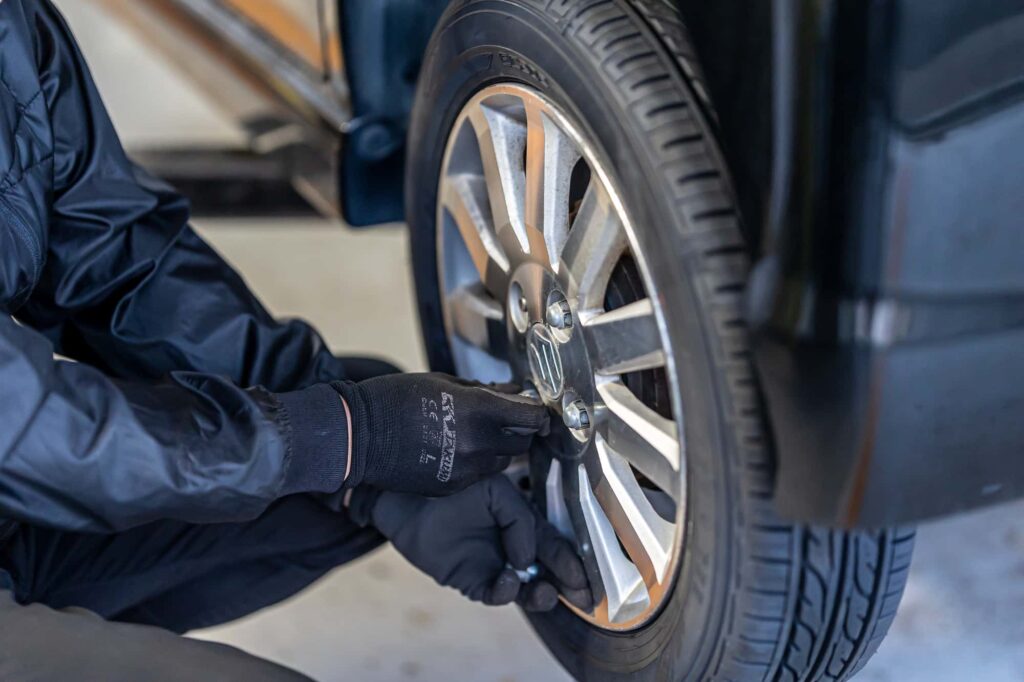 ホイールを点検している整備員