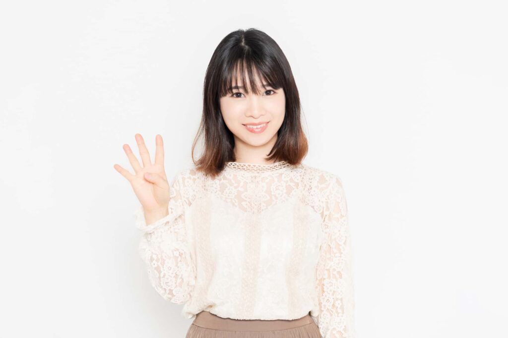 手で4の数字を作る女性