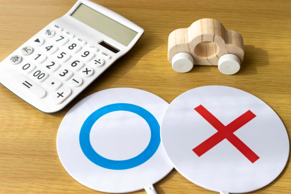 机の上に置かれた〇×のプラカードと電卓