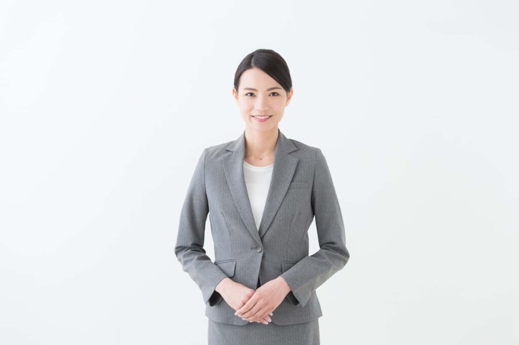 体の前で手を組む女性