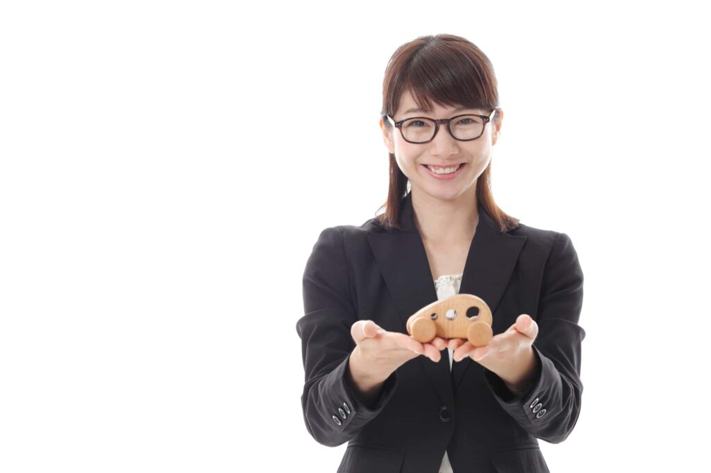 のミニチュアを持つ女性