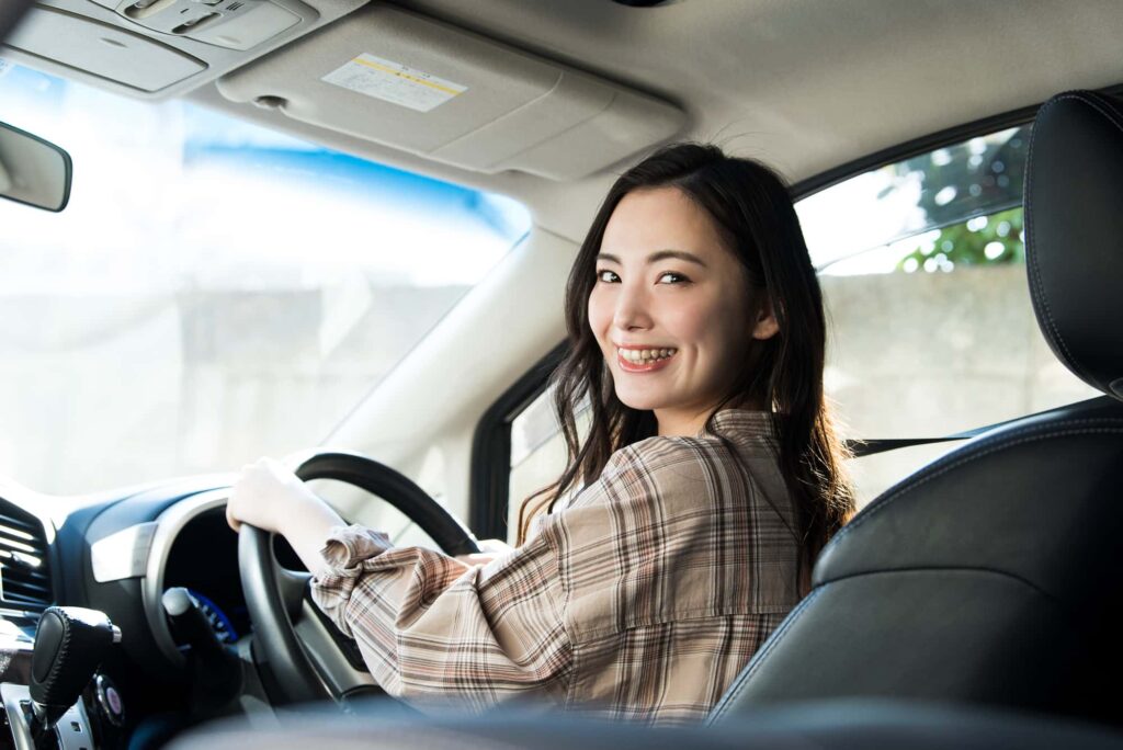 運転席で振り返る女性