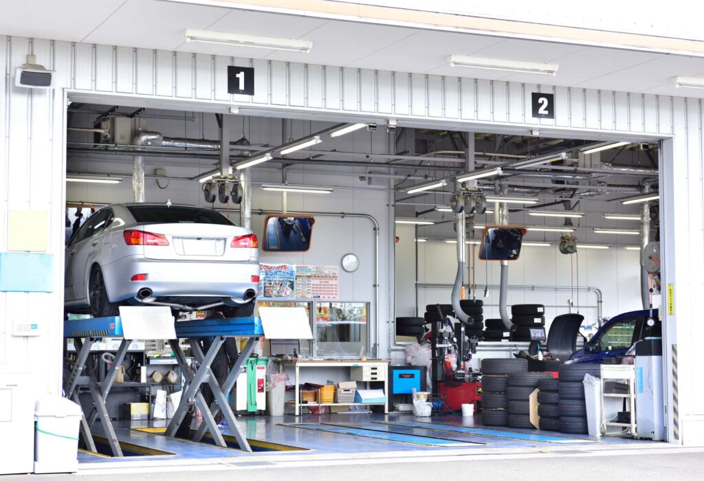 自動車整備工場の風景