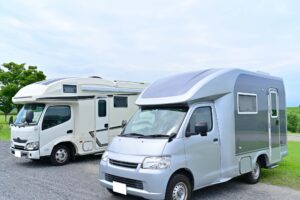 駐車場に停まる2台のキャンピングカー
