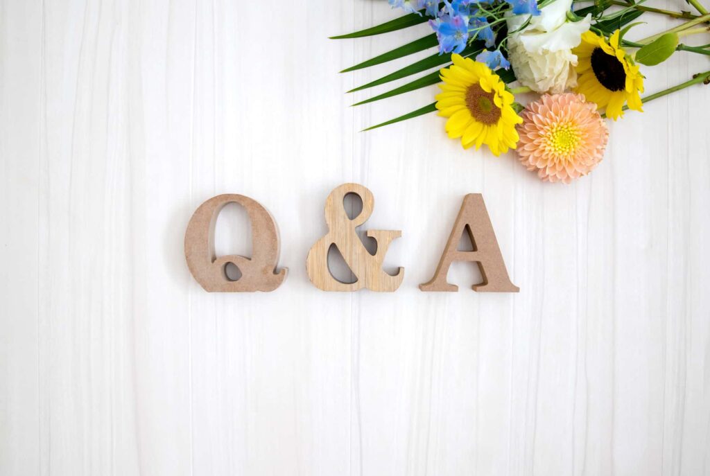 Q&Aの木製文字と花束