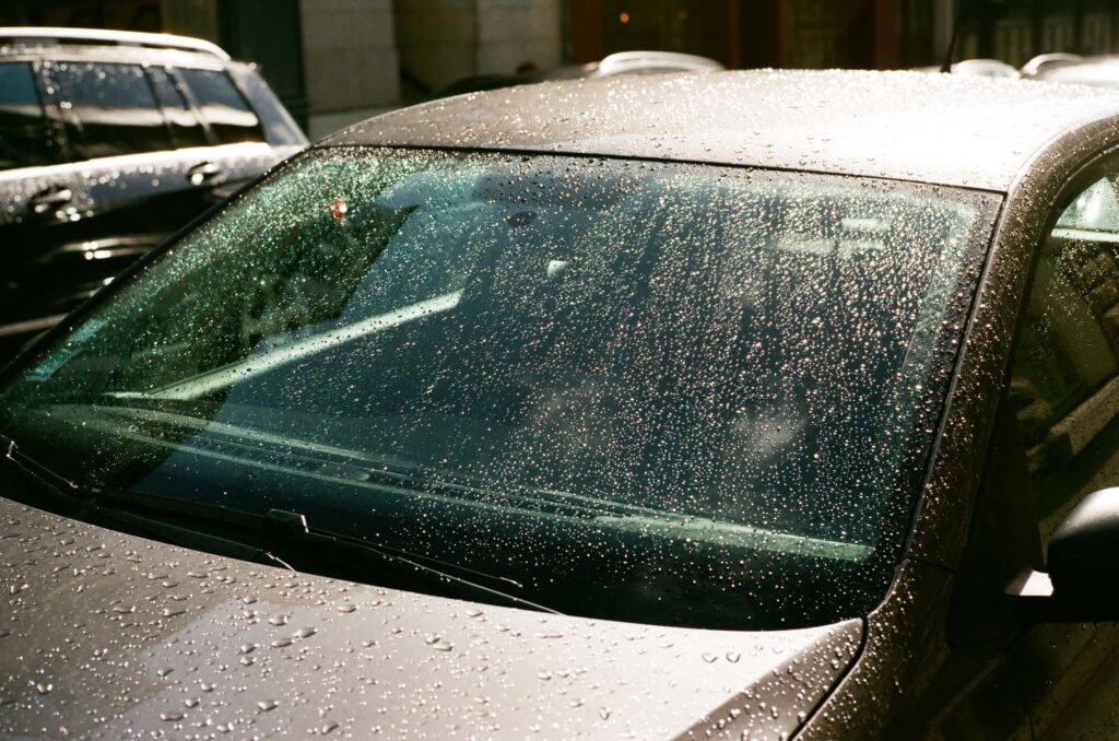 雨粒が付着した車の窓