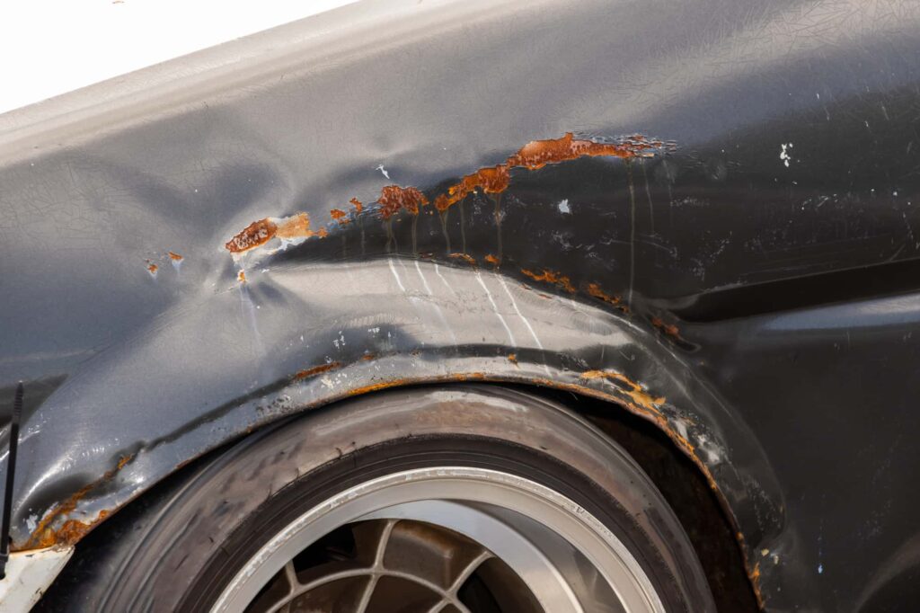 車のフェンダー部分のサビと凹み