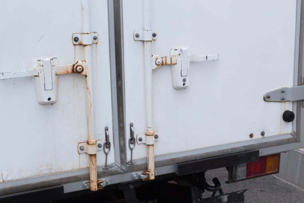 トラックの後部ドアのサビ