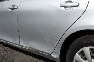 車のドアにできた傷とサビ