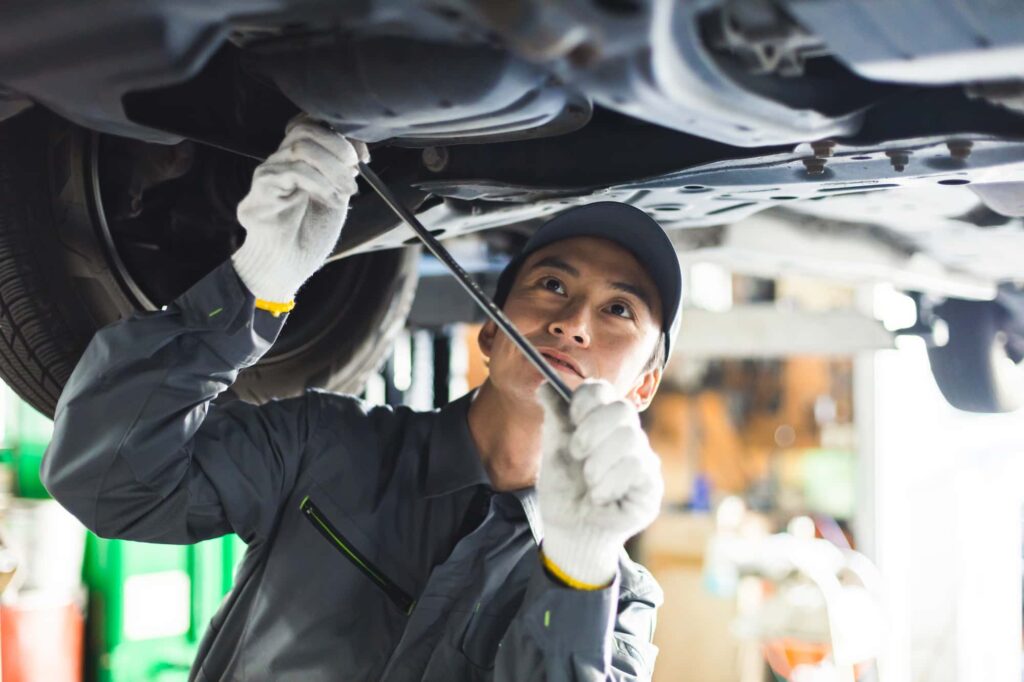 車の点検をする整備士