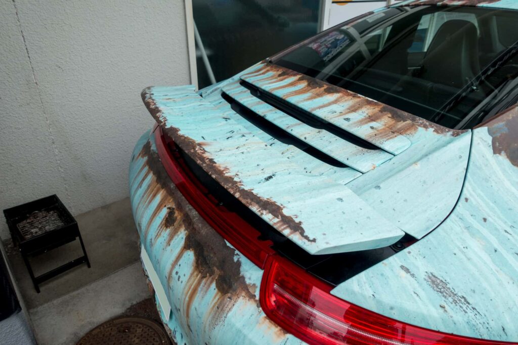 サビ風ラッピングのスポーツカー