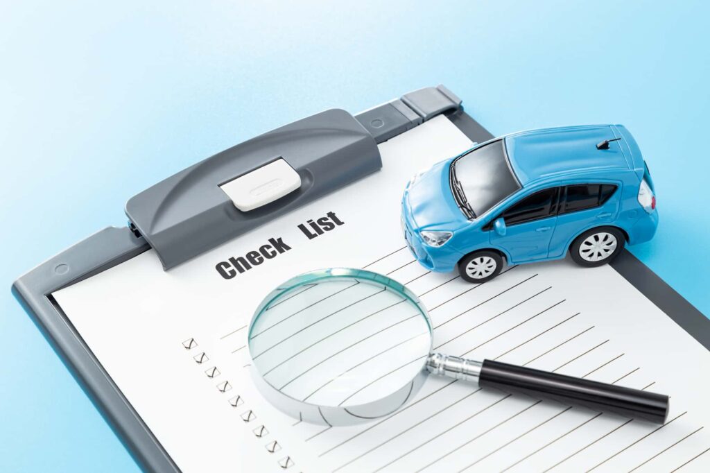 チェックリストとミニカー、虫眼鏡