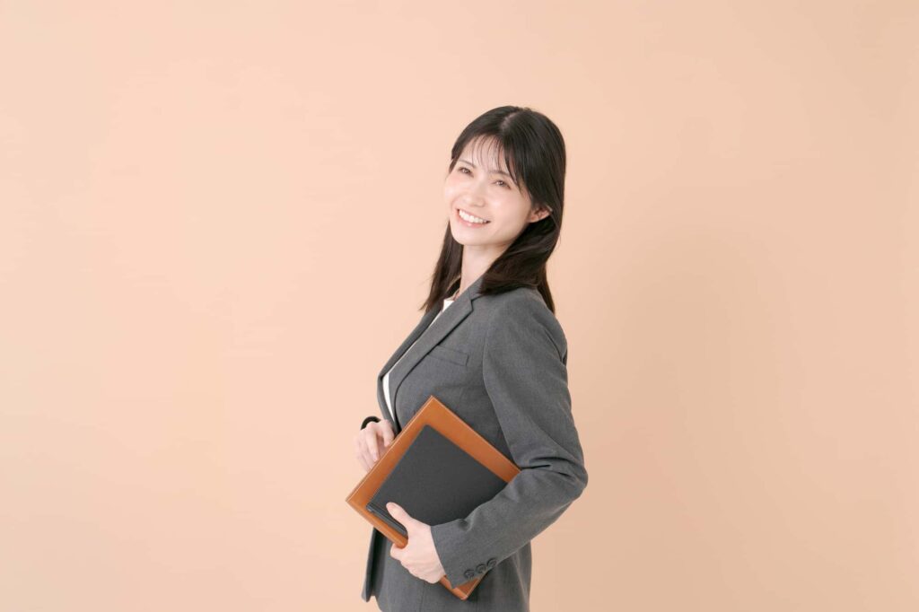 書類を持つビジネスウーマン