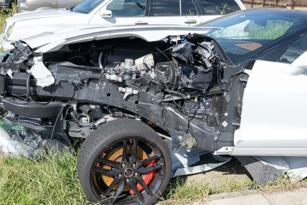 大破した車のフロント部分