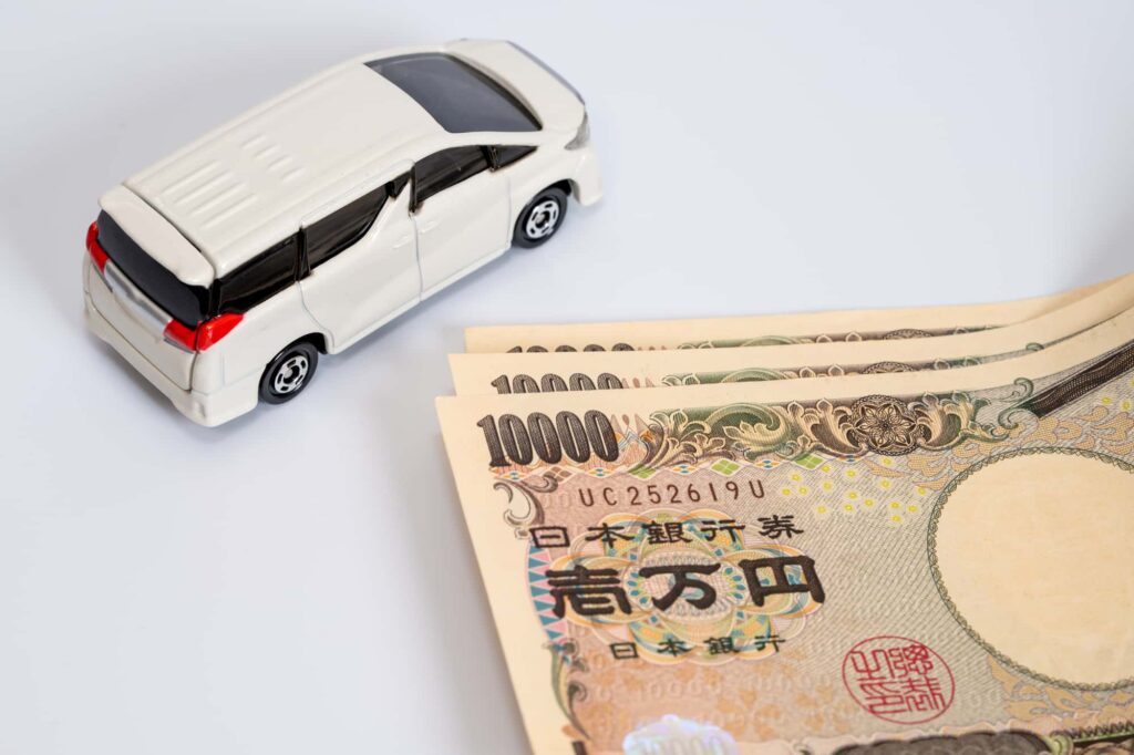 ミニカーと日本円の紙幣