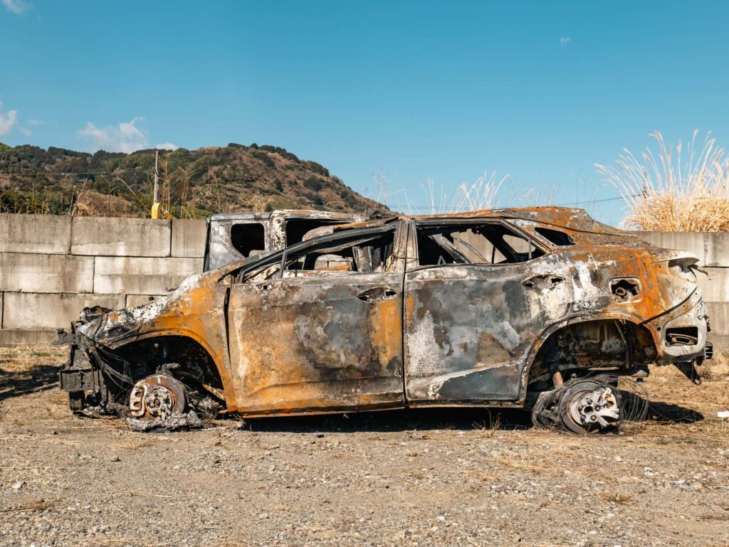 焼け焦げた事故車