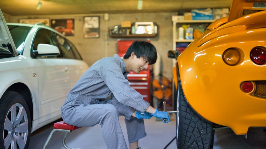 ガレージで車を整備する男性