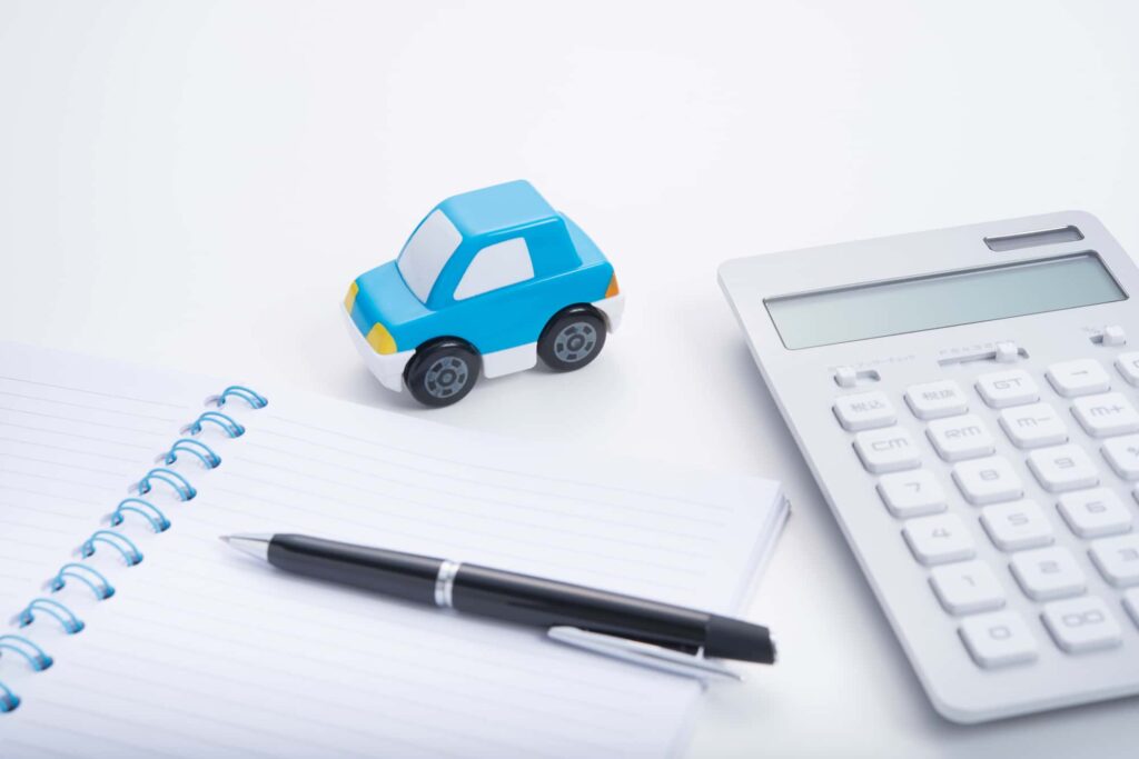 車の費用計算、ミニカーと電卓