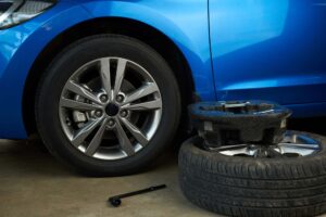 タイヤ交換の準備をする車