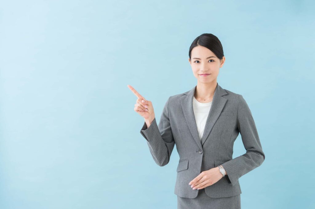 指差しで案内するビジネスウーマン