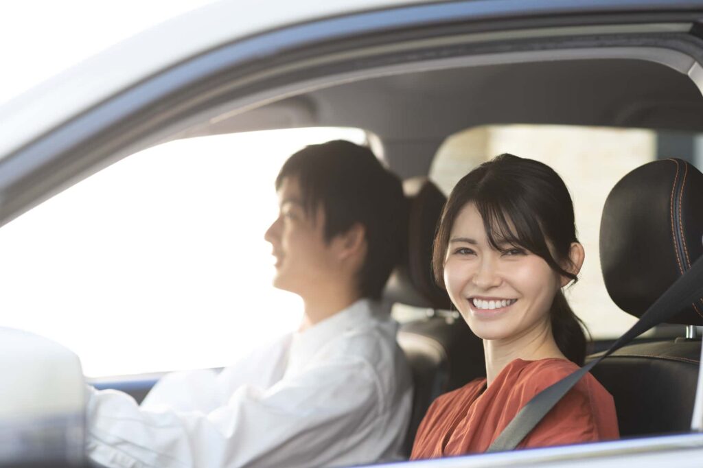 助手席に座っている笑顔の女性