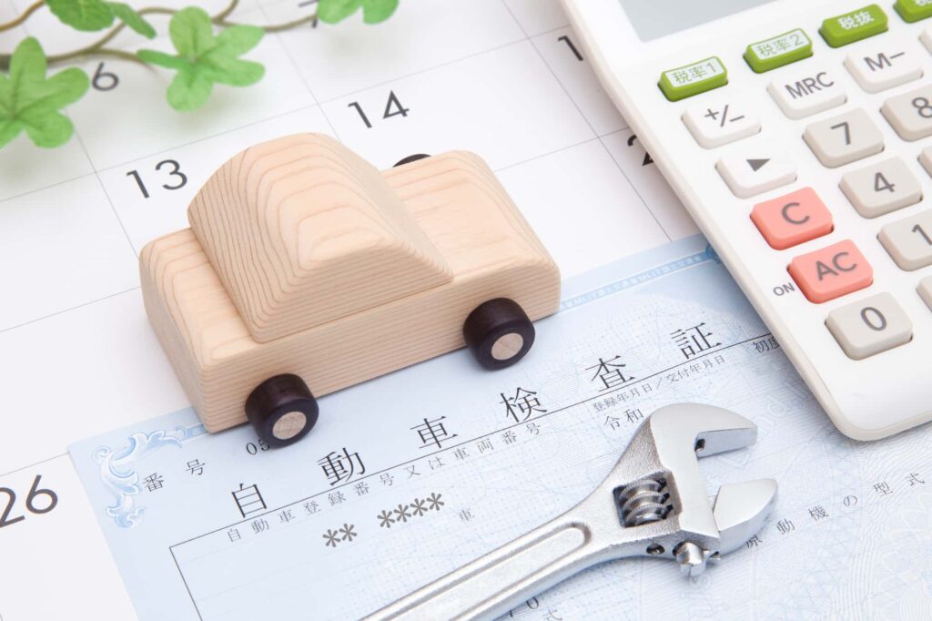 車検書類と工具、カレンダー