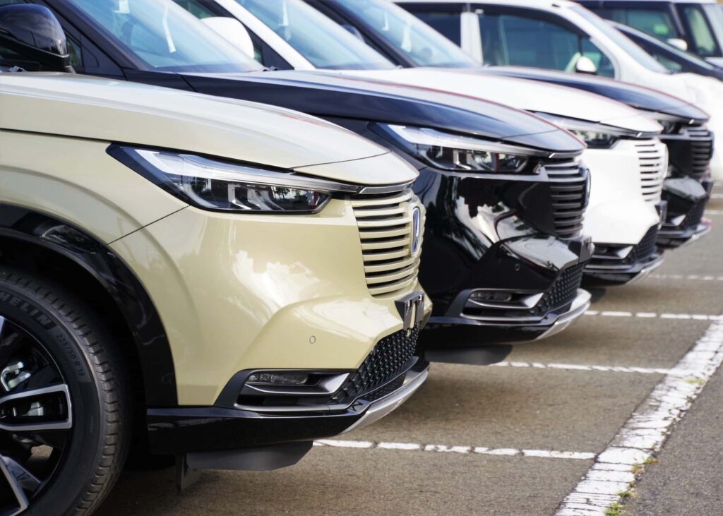 新車が並ぶ駐車場