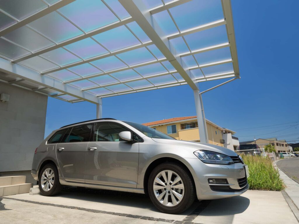 自宅のカーポートに停まる車
