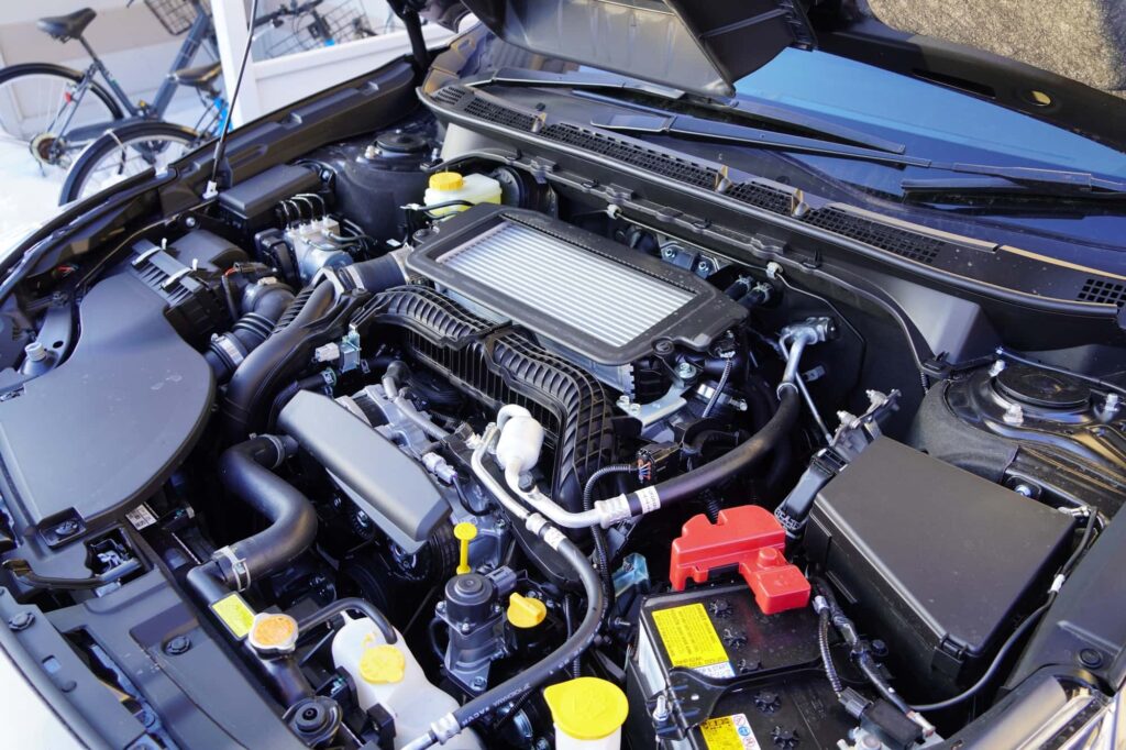 自動車のエンジンルーム内部