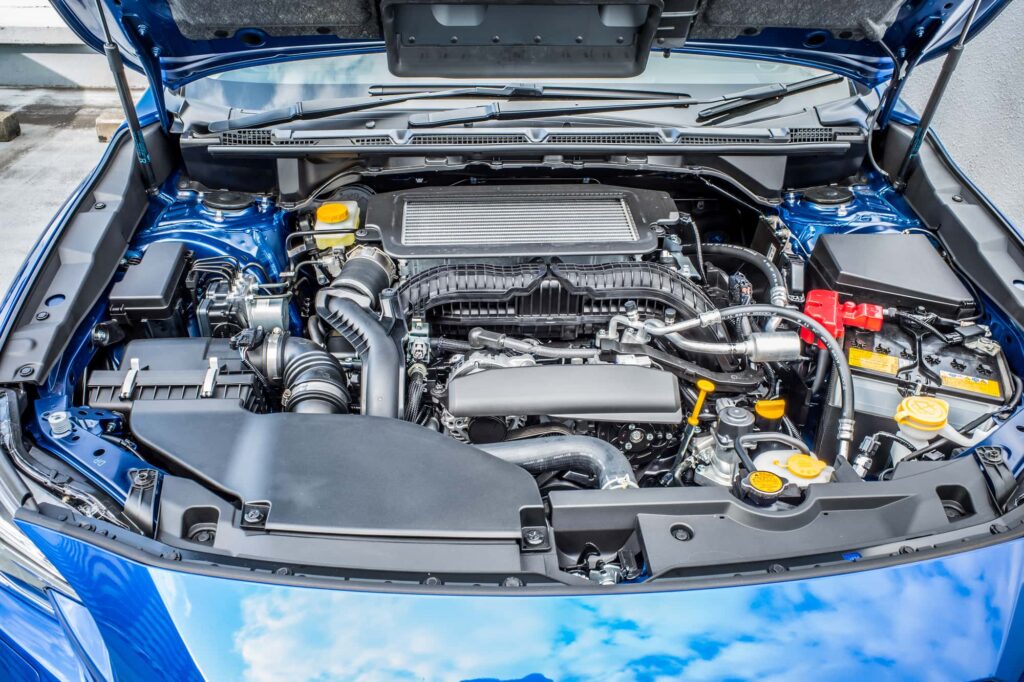 青い車のエンジンルーム