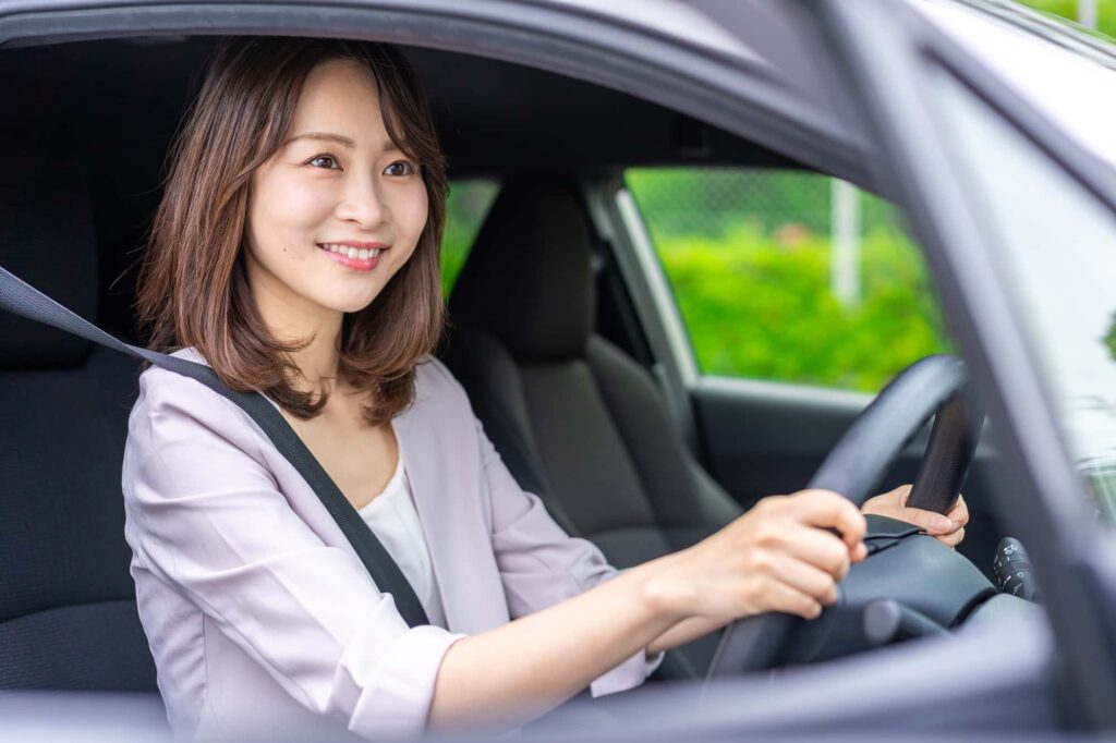 車を運転している笑顔の女性