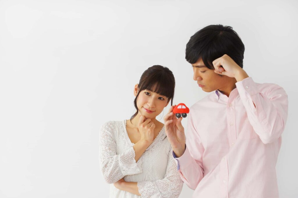 ミニカーを見せる男性と女性