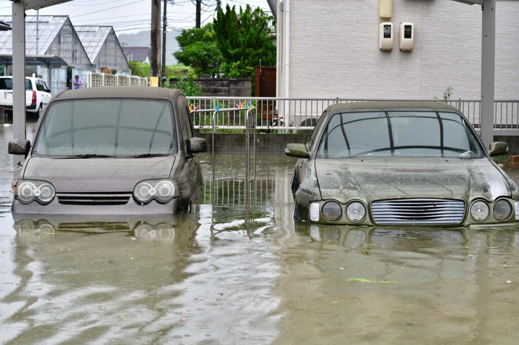 水没した車が2台並んでいる