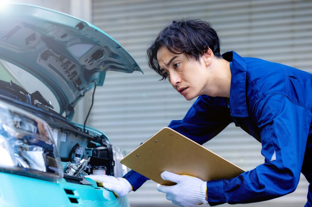 車のタイヤを整備する男性