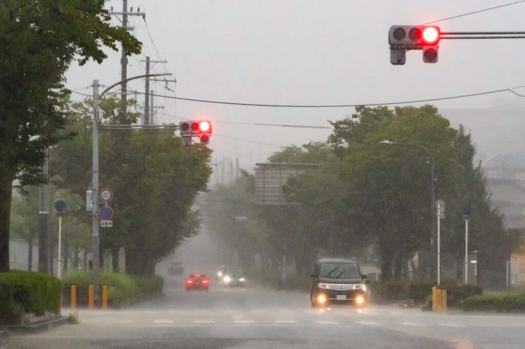 豪雨の中を走る車
