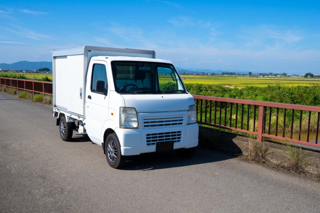 田園風景に停まる軽トラック