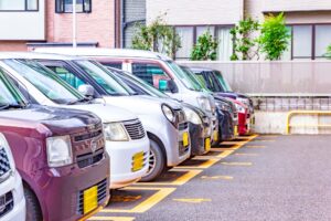 駐車場に並ぶ軽自動車