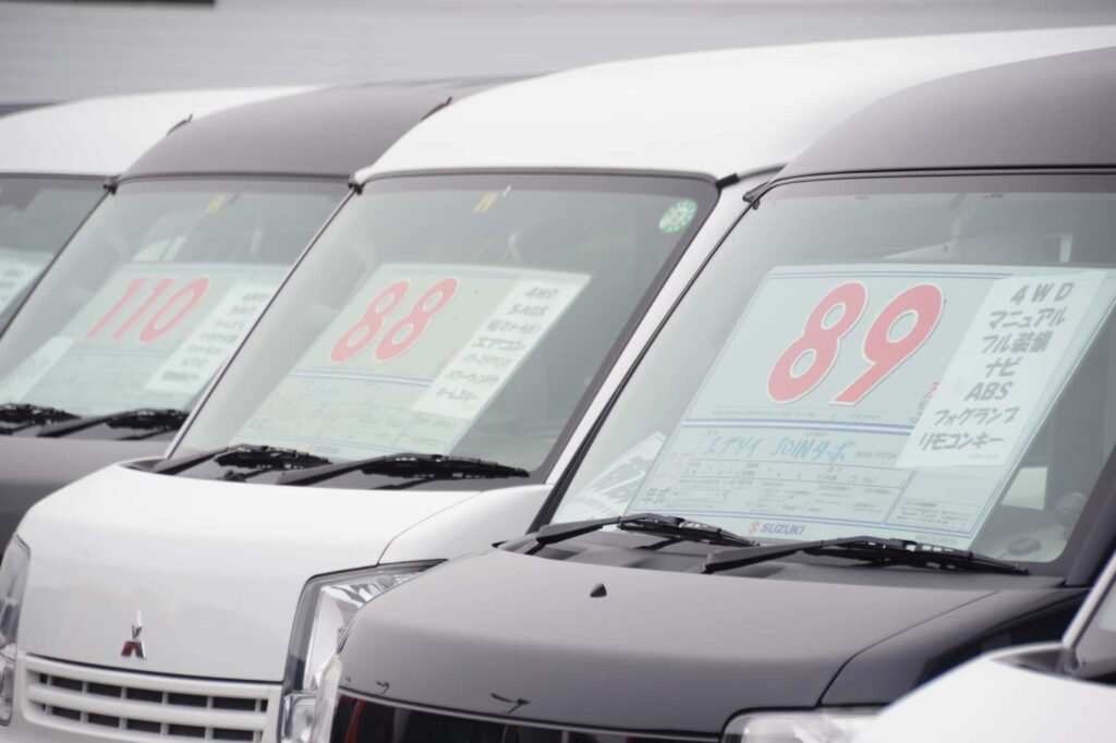軽バンの中古車が並ぶ