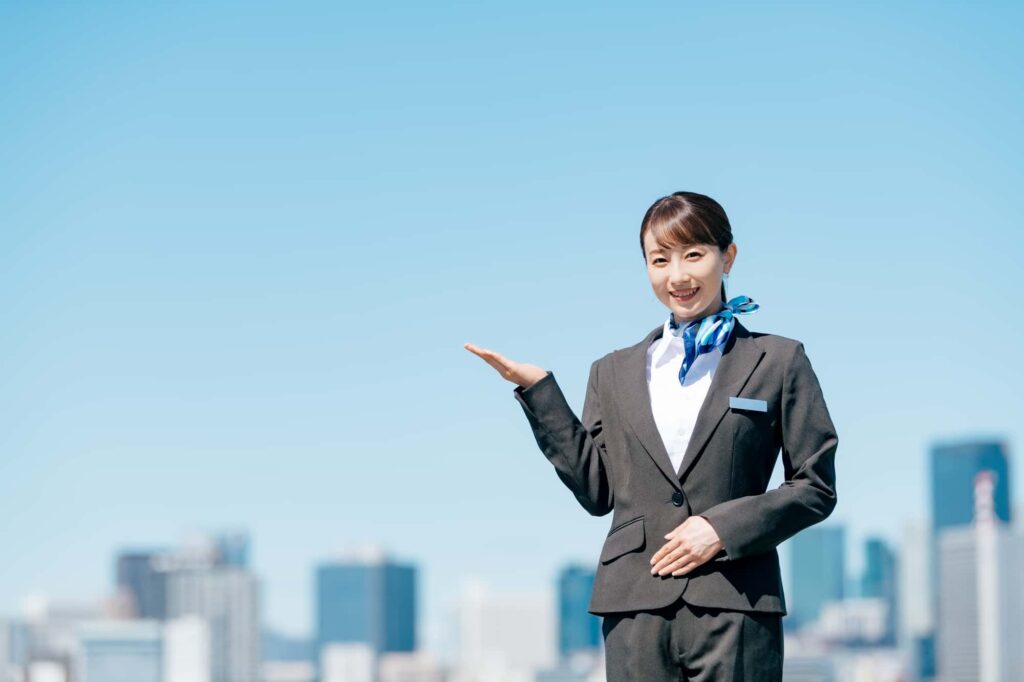 案内する女性スタッフ