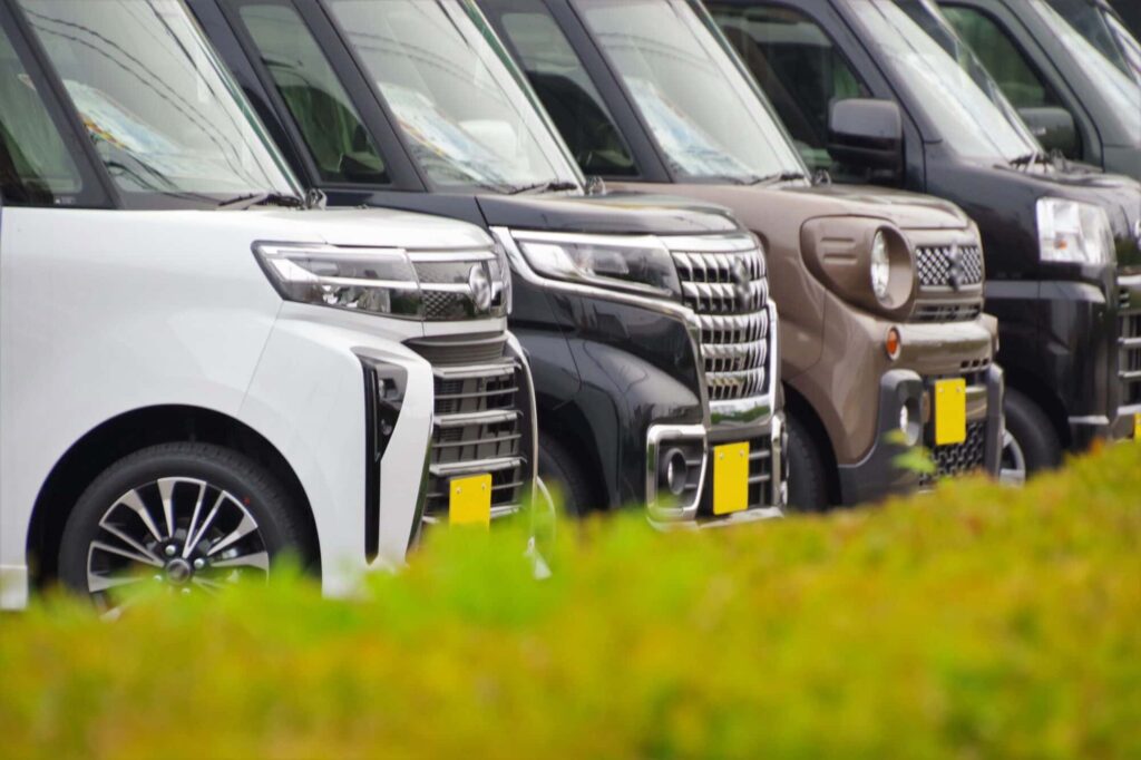 新車の軽自動車が並ぶ