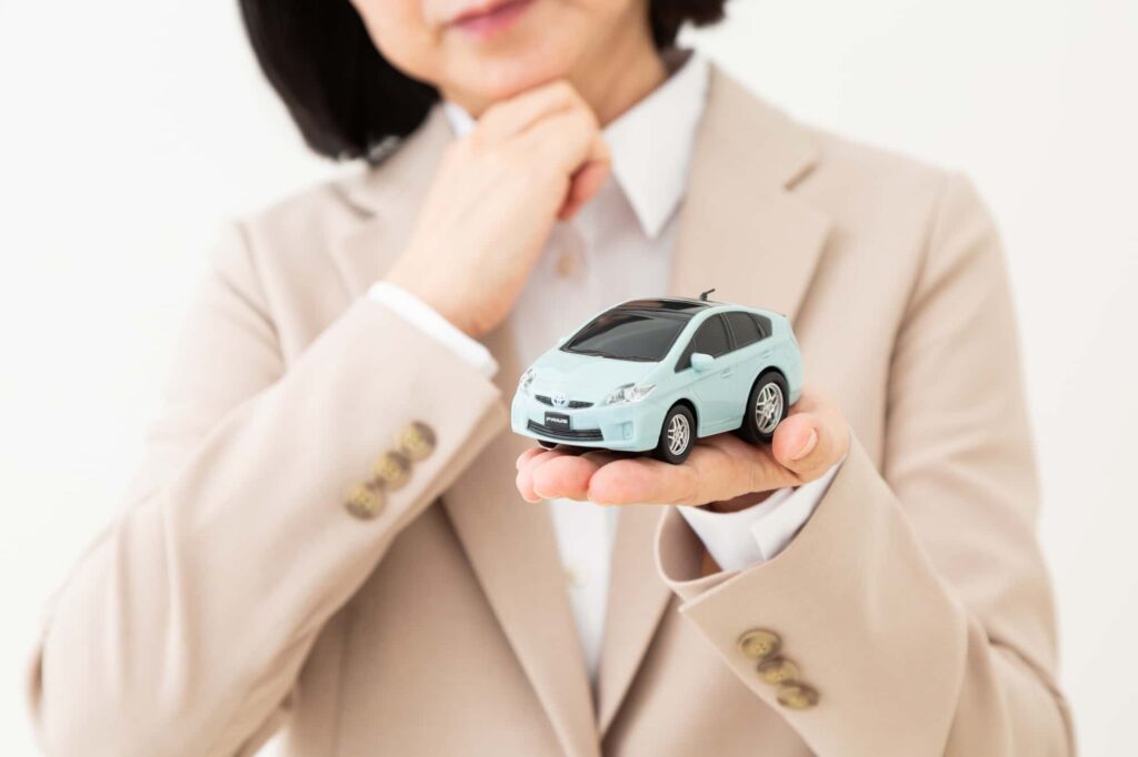 ミニカーを持つビジネスウーマン