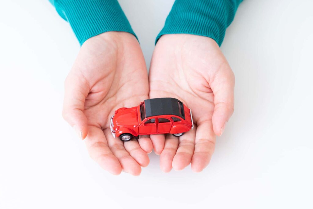 手のひらに乗せたミニカー