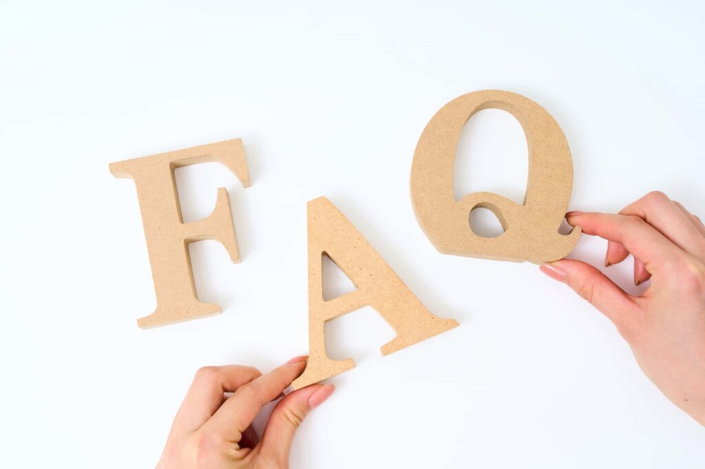 FAQの木製文字を配置する手