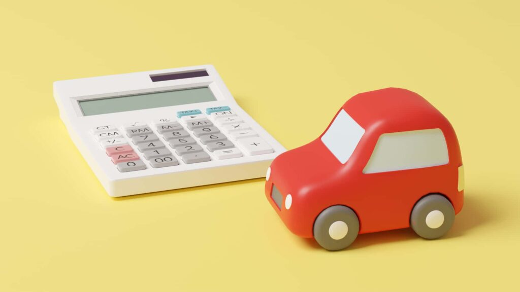 車と電卓、費用のイメージ