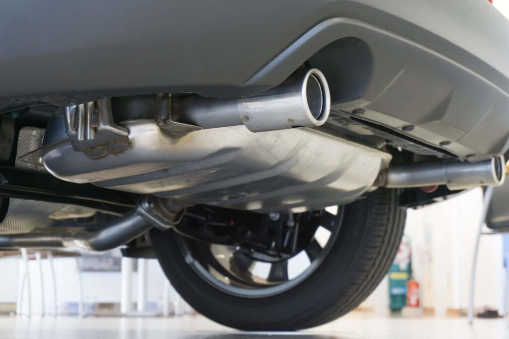 車のマフラーと排気システム